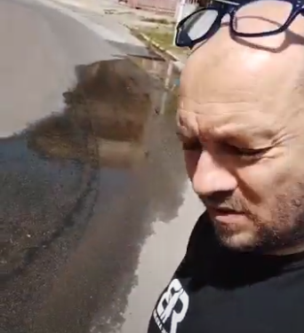 Video denuncia, Assemini: litri e litri d’acqua si riversano in via Kennedy ogni minuto