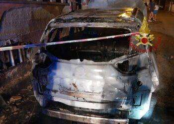 Paura nella notte a Sestu, auto in fiamme e danneggiata facciata: intervento dei Vigili del Fuoco