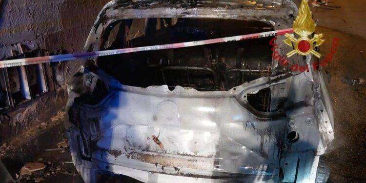 Paura nella notte a Sestu, auto in fiamme e danneggiata facciata: intervento dei Vigili del Fuoco