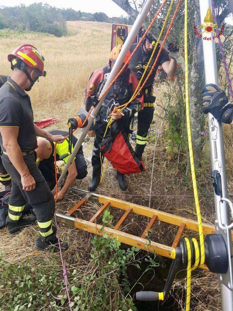 Cade in un pozzo durante una gara di softair, salvato dai vigili del fuoco