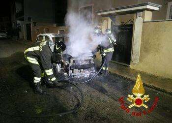Paura a Olbia, auto in fiamme: intervento dei Vigili del Fuoco