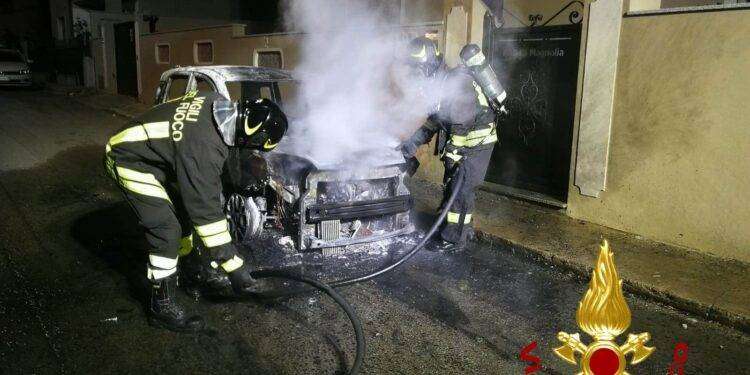 Paura a Olbia, auto in fiamme: intervento dei Vigili del Fuoco