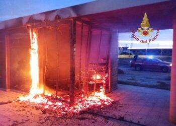 Cagliari, incendio dì un casotto alle prime luci dell’alba