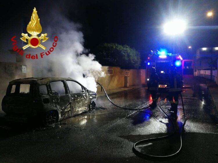 Paura a Olbia, auto in fiamme: intervento dei Vigili del Fuoco