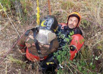Cade in un pozzo durante una gara di softair, salvato dai vigili del fuoco