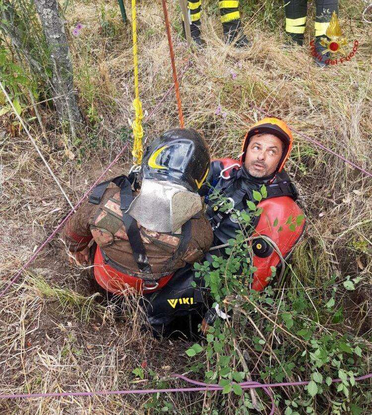 Cade in un pozzo durante una gara di softair, salvato dai vigili del fuoco