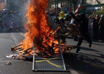 Francia, nuove proteste contro la riforma delle pensioni e contro Macron