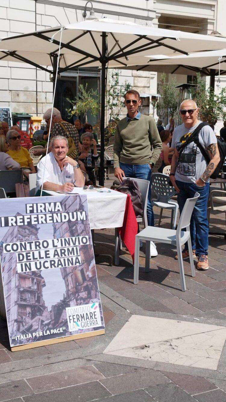 Prosegue in tutta Italia la raccolta firme contro invio armi in Ucraina: in prima linea il Comitato “Fermare la Guerra”