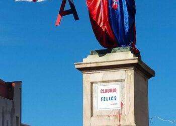 Cagliari, la statua di Carlo Felice si veste di rossoblù per la promozione in A