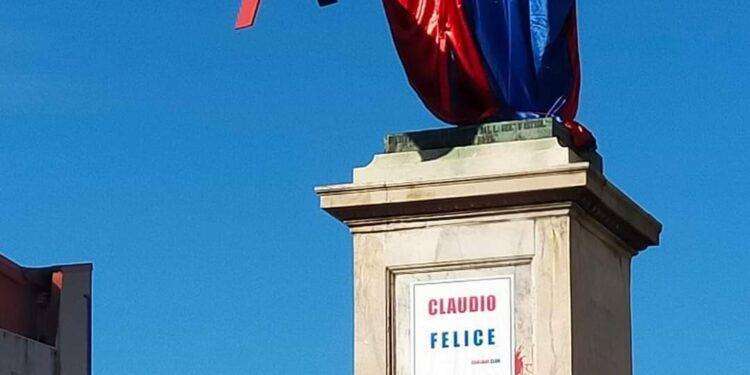 Cagliari, la statua di Carlo Felice si veste di rossoblù per la promozione in A