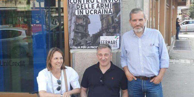 Prosegue in tutta Italia la raccolta firme contro invio armi in Ucraina: in prima linea il Comitato “Fermare la Guerra”