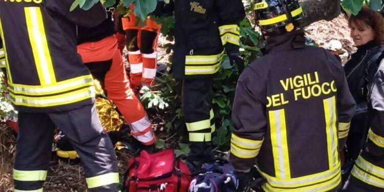 Finisce contro il guardrail e precipita per 7 metri: motociclista ferito