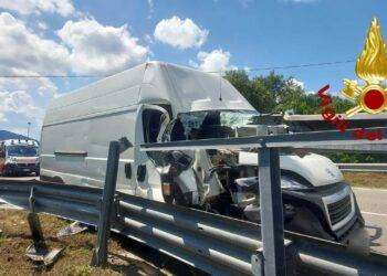 Furgone finisce contro il guardrail a Olbia