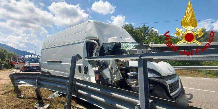 Furgone finisce contro il guardrail a Olbia