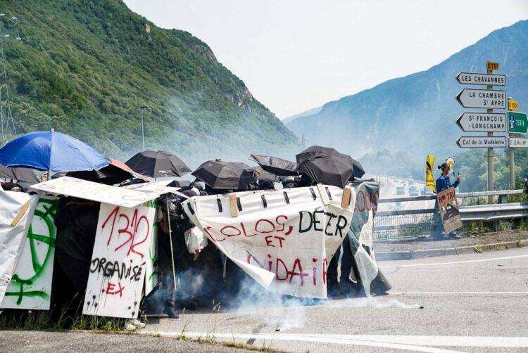 Francia, violenti scontri tra NoTav e polizia: lancio di lacrimogeni