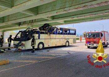 Calcola male l’altezza del ponte, pullman resta incastrato sotto il cavalcavia