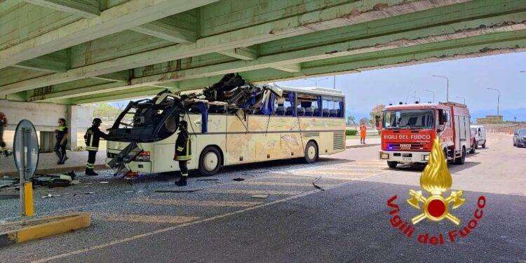 Calcola male l’altezza del ponte, pullman resta incastrato sotto il cavalcavia