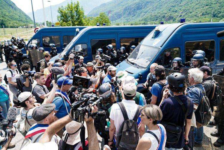 Francia, violenti scontri tra NoTav e polizia: lancio di lacrimogeni