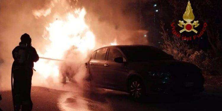 Auto in fiamme nella notte a Su Planu