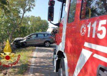 Con l’auto finiscono fuori strada: 4 feriti