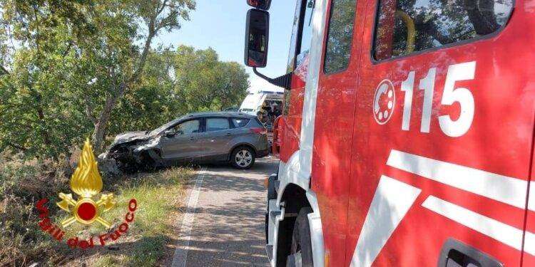 Con l’auto finiscono fuori strada: 4 feriti