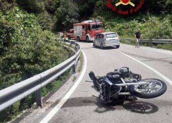 Gadoni, scontro frontale tra auto e moto: un ferito grave