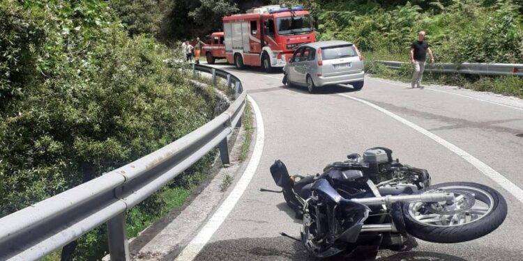 Gadoni, scontro frontale tra auto e moto: un ferito grave