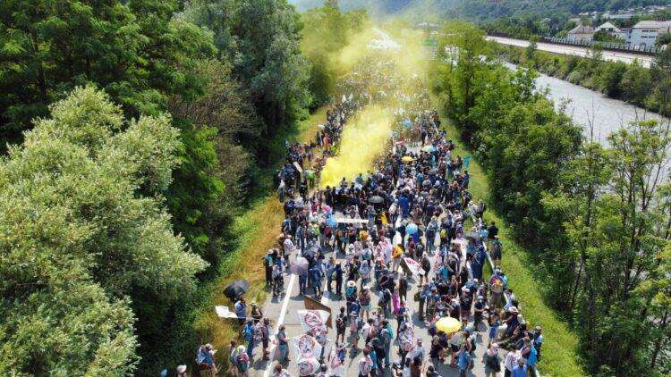 Francia, violenti scontri tra NoTav e polizia: lancio di lacrimogeni