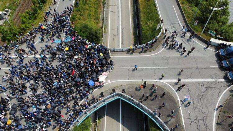 Francia, violenti scontri tra NoTav e polizia: lancio di lacrimogeni