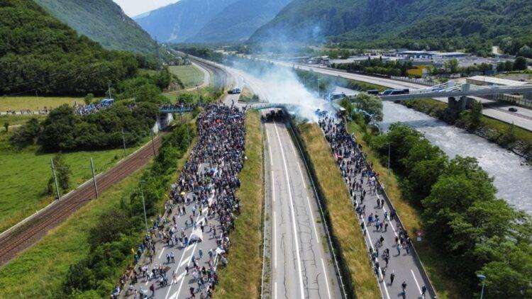 Francia, violenti scontri tra NoTav e polizia: lancio di lacrimogeni