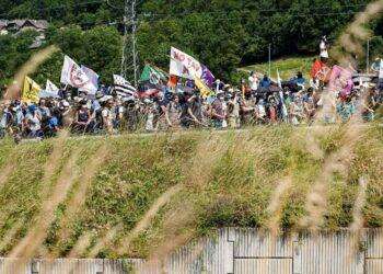 Francia, violenti scontri tra NoTav e polizia: lancio di lacrimogeni