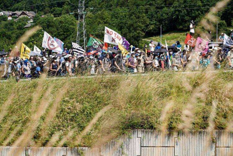 Francia, violenti scontri tra NoTav e polizia: lancio di lacrimogeni