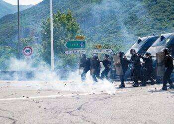 Francia, violenti scontri tra NoTav e polizia: lancio di lacrimogeni