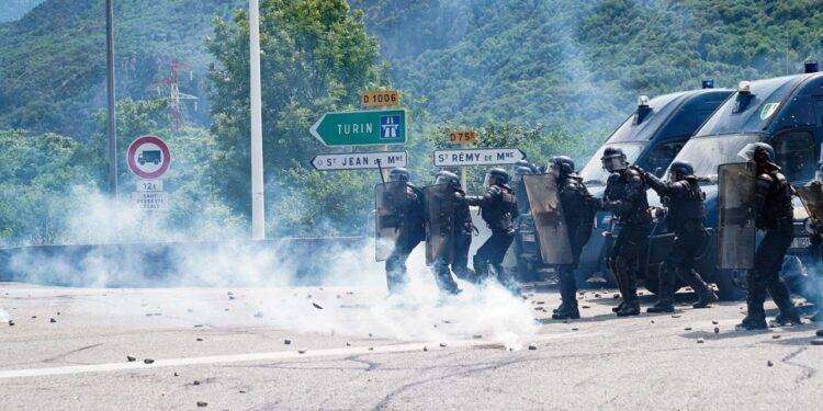 Francia, violenti scontri tra NoTav e polizia: lancio di lacrimogeni