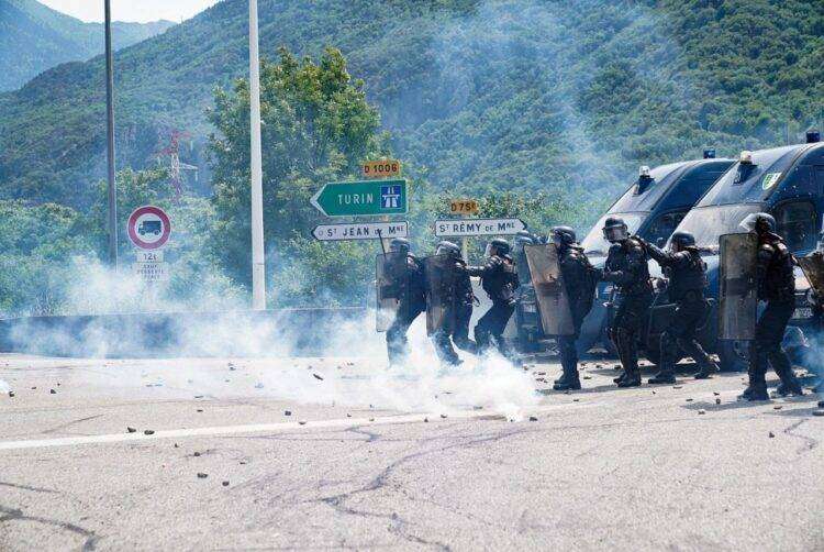 Francia, violenti scontri tra NoTav e polizia: lancio di lacrimogeni