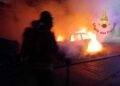 Cagliari, auto in fiamme nella notte: danneggiate vetrine di un negozio