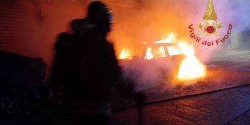Cagliari, auto in fiamme nella notte: danneggiate vetrine di un negozio