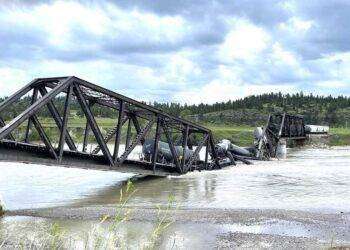  Un ponte sul fiume Yellowstone, nello stato del Montana, è crollato causando il deragliamento di un treno merci che trasportava materiali pericolosi