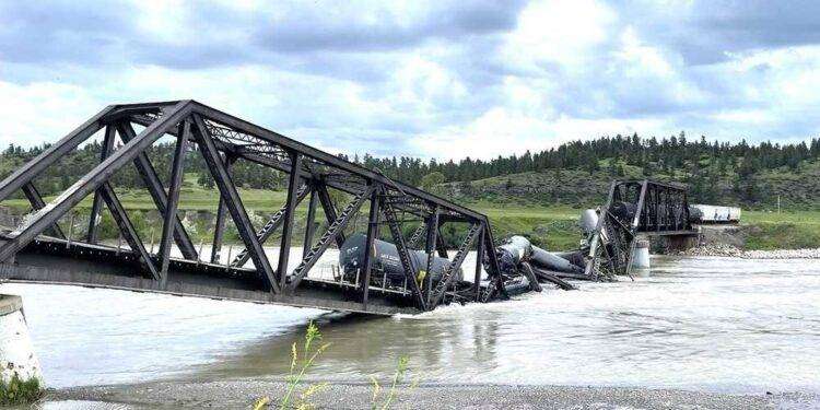  Un ponte sul fiume Yellowstone, nello stato del Montana, è crollato causando il deragliamento di un treno merci che trasportava materiali pericolosi