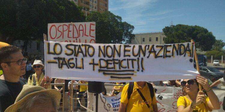 Cagliari, in migliaia in corteo per la sanità pubblica e contro la Giunta Solinas