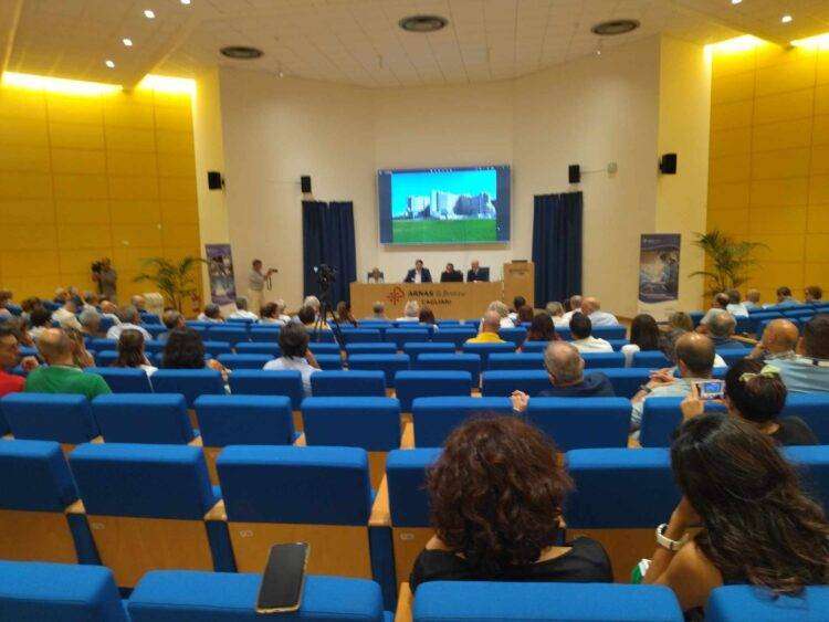 Solinas e Doria incontrano dipendenti Brotzu, in pochi si presentano e fuori scoppia la protesta