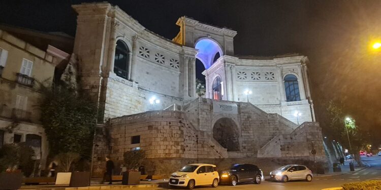 Cagliari, il torrino del Bastione di Sant Remy si illumina di blu