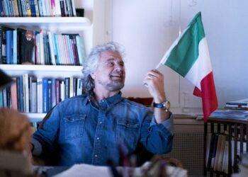 “Avvistato anziano che riparava tombini con il passamontagna”. Grillo torna su polemiche e ironizza: “Fermatevi”