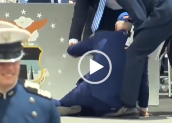 Paura per Biden: rovinosa caduta durante una cerimonia pubblica