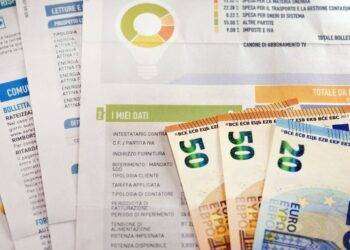 Unione Naz. Consumatori su luce: con gas stangata da 1924 euro , +43,6% su luglio 2020