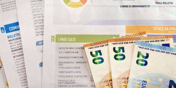 Unione Naz. Consumatori su luce: con gas stangata da 1924 euro , +43,6% su luglio 2020