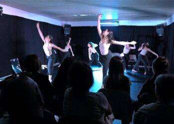 Sassari, i Mandala Dance con le studentesse dell’Azuni: Primavera a Teatro applaude “Crossover” e “Danzare la Costituzione”