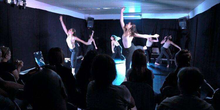 Sassari, i Mandala Dance con le studentesse dell’Azuni: Primavera a Teatro applaude “Crossover” e “Danzare la Costituzione”