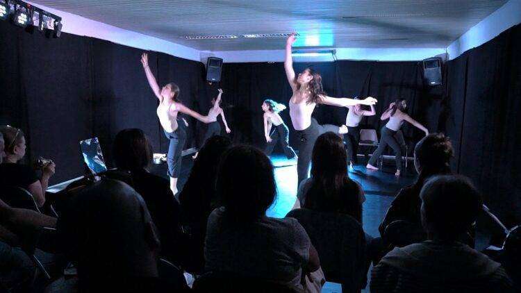 Sassari, i Mandala Dance con le studentesse dell’Azuni: Primavera a Teatro applaude “Crossover” e “Danzare la Costituzione”