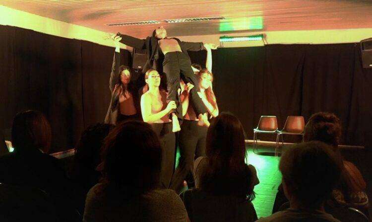 Sassari, i Mandala Dance con le studentesse dell’Azuni: Primavera a Teatro applaude “Crossover” e “Danzare la Costituzione”